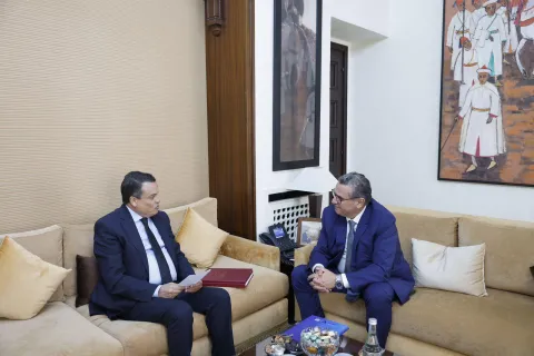 M. CHAFFAI présente les rapports de l’ACAPS à Monsieur le Chef du Gouvernement