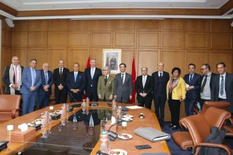 Cérémonie de signature d’une convention marquant une forte baisse des primes d’assurance « décès/invalidité totale-emprunteur » pour les bénéficiaires du programme « INTELAKA »